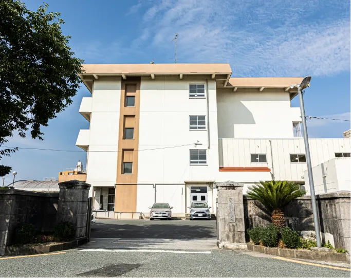 市立飯塚第一中学校 徒歩28分/電車・徒歩19分※（約2,200m）
※現地〜「飯塚」駅徒歩5分・乗車時間3分、
「新飯塚」駅〜飯塚第一中学校（裏門）徒歩11分